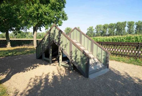 Jako šperk na ruce se vyjímá tento designový prvek ze stavebního dřeva Megawood  na vaší zahradě..