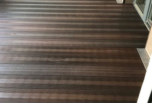 Balkon z Megawood Classic vari čokoláda