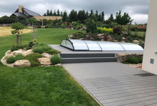 Terasa a bazén se schody od kasperia