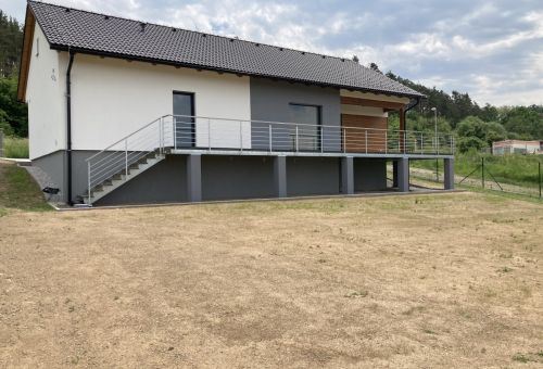 Terasa na ocelové konstrukci se schody a nájezdem od Kasperia