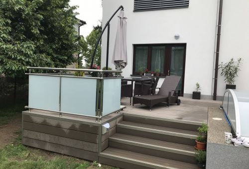 terasa od Kasperia se zábradlím a schody