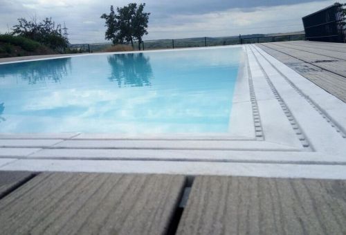 detail přechodu terasy a bazénu