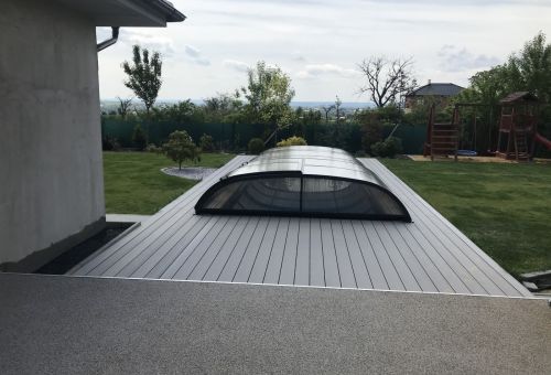 bazén i se zakrytím