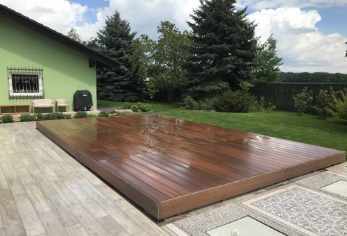 Pojízdný dekl od Slidewood nad bazénem Centrál pool, obložený Dolomitem hnědá