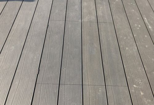 Zavřený dekl strojovny bazénu od kasperia