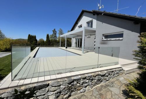 Velká terasa kolem bazénu Naturinform Urban Flier  bílá s pergolou Glass a Bioklima