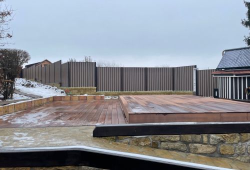 Designový plot z WPC a kovové prvky by Kasperia