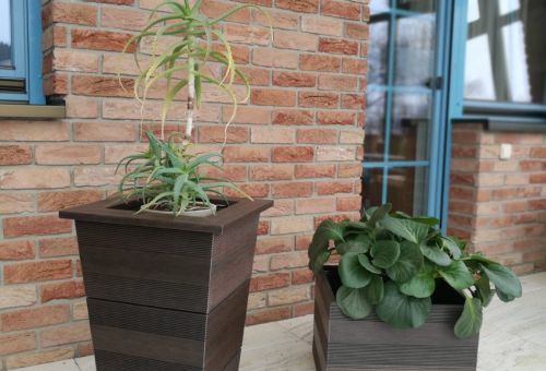 Květníky a stolek jako doplněk do pergoly , vše od Megawood z dílny Kasperia