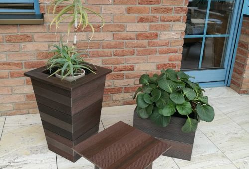 Designový stolek z Megawood Classic Varia čoko, by Kasperia