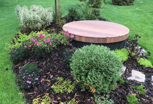 Dekl na studnu v květinovém ostrůvku