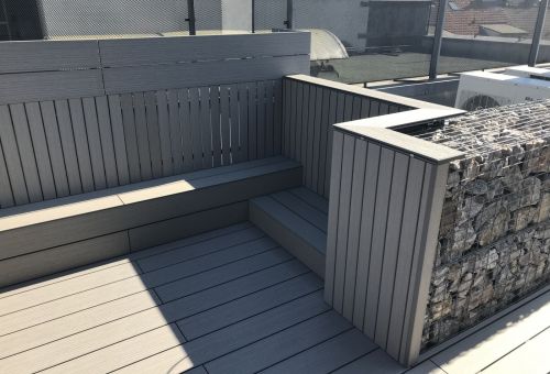 Obklad stěny a posezeni od Kasperia