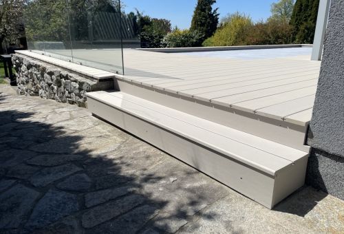 pohodlný schod  k velké terasu NIF Urban flier bílá u bazénu