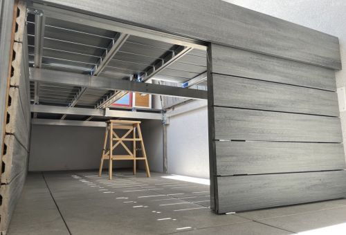 Úložný prostor pod terasou , posuvné dveře a odklopný dekl v terase