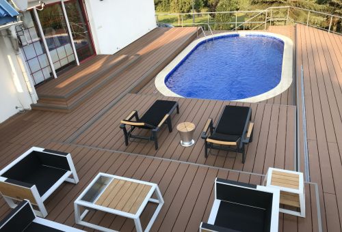 ..a může se relaxovat, plavat a užívat si velkou terasu s bazénem