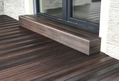 detail schodu v terase Megawood