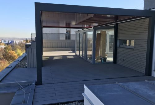 Terasa v pergole, obklad stěn a květníky .. vše od Kasperia