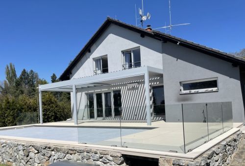 Pergoly  Meridiem Glass a BIO s terasou NIF Urban Flier pabble kolem bazénu