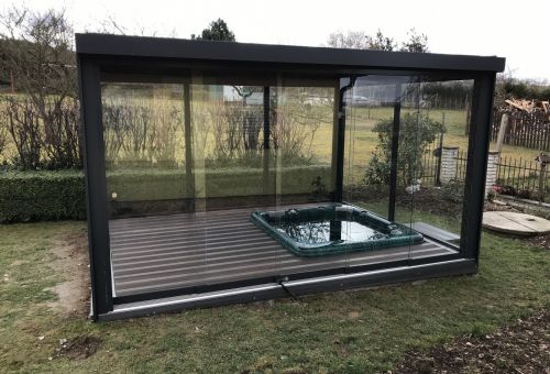 Terasa Megawood s pergolou a vířivkou