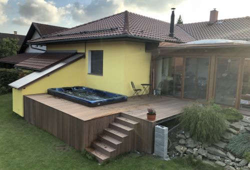 Pódium kolem SWIM SPA od Kasperia