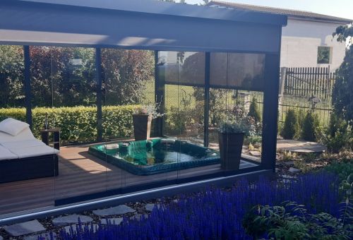 Terasa megawood v pergole s vířivkou