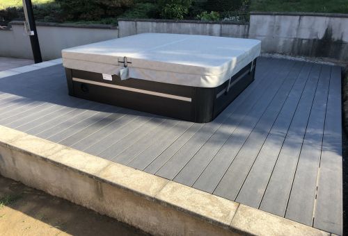 Megawood DELTA sel gris kolem vířivky od Canadiana Zlín