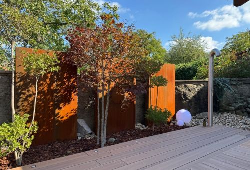 Designová stěna, zeleň , to vše dotváří příjemnou atmosféru relaxačního prostoru