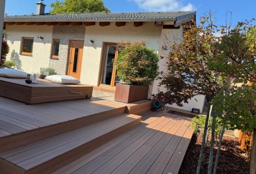 terasovitý prostor byl vyřešen pohodlnými schody a praktickým osvětlením přímo v podlaze Easydeck Dolomit hnědá  by Kasperia