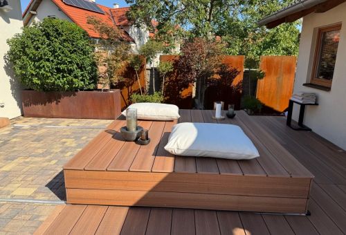 Pojizdný thermo dekl na výřivkou slouží i jako prostor pro posezení a odpočinek