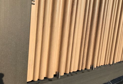 Detail uchycení výplně pomocí nerezového držáku pole AUGUSTA