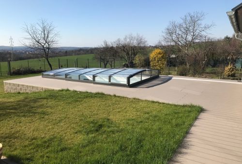 terasa kolem bazénu Centrál pool a zastřešené ALUKOV
