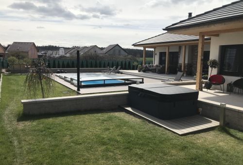 terasa, přelivovým bazénem a vířivka