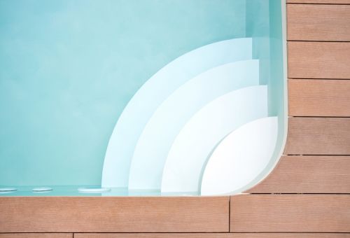 Detail ukončení terasy Megawood Signum do bazénu