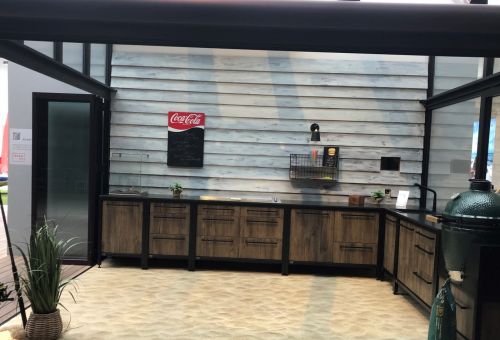 Outdoor kuchyň v provedení Blackline a tmavý dub