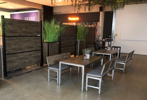 Doplňky jako sezení a zástěny ve stejném stylu