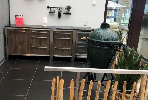 Kuchyně  tmavý dub  a gril stojí mimo..