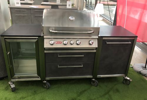 Malá kuchyňka s velkým BULL grilem