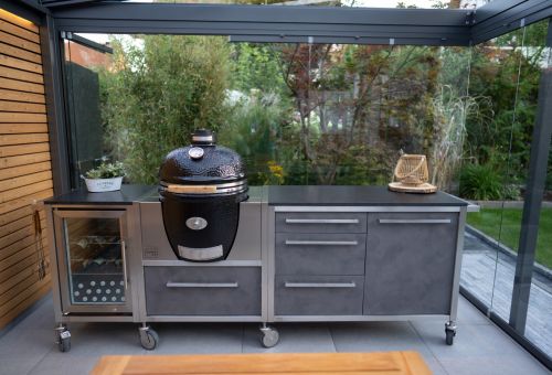 Elegantní verze na kolečkách v šedé barvě s grilem Monolit a lednicí .