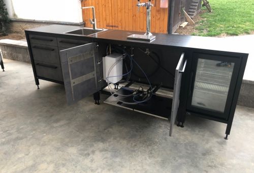 vybavení kuchyně ohřívačem vody a dvěma policemi na pivo a kofolu