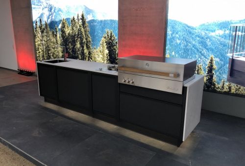 Burnout LUX black se světlou pracovní  deskou