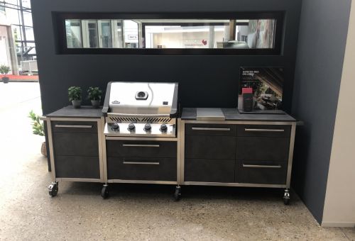 Kuchyně BBQ  v kombinaci nerez rám,šedý korpus a tmavá desky , vše v pojizdné verzi