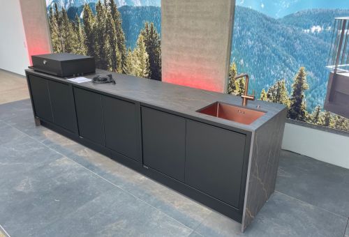 Burnout LUX  s novým designem pracovní desky , grilem FOGHER a zapuštěným dřezem Franke