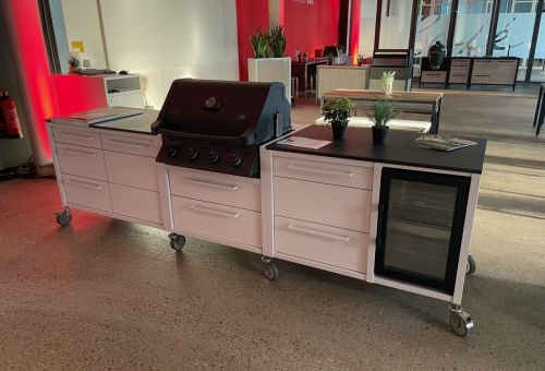 Zajímaví kombinace BBQ bílé provedení s černými spotřebiči a deskou