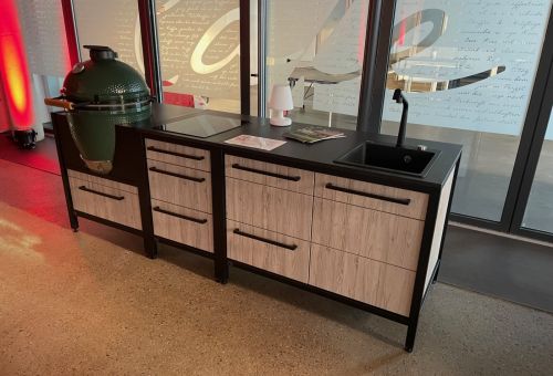 BBQ  s grilem BGE , černým rámem a deskou