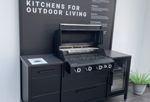 Nový modul BBQ BLOCK , jako vzorový pro studia v černém provedení s grilem a lednicí