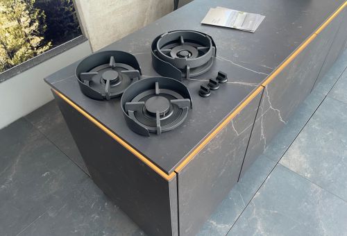 Detail plynových  hořáků v desce  BURN SOL