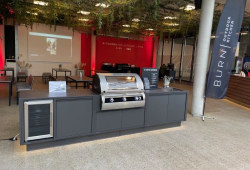 BBQ s lednicí a velkým plynovým grilem