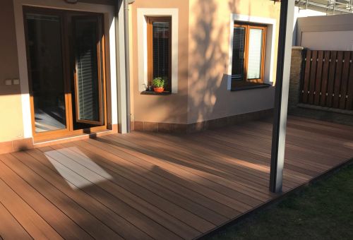 Terasa Dolomit 16 hnědá v pergole