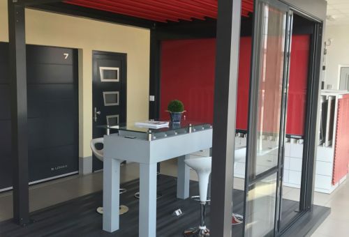 terasa megawood ve vzorové pergole u fa HOPA Plzeň